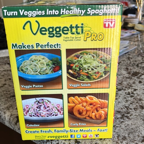 Veggetti Pro table top spiral vegetable cutter. - Picture 4 of 6